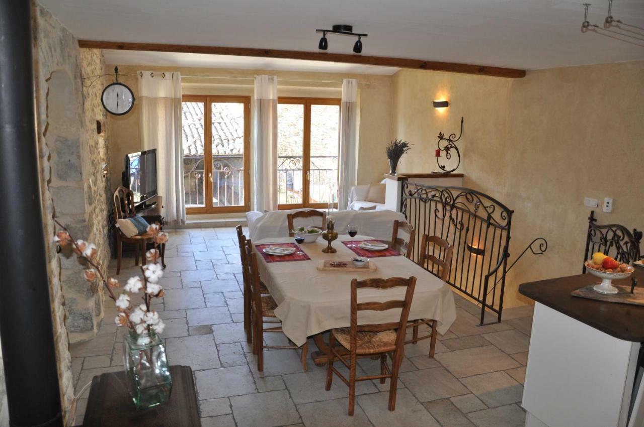 Gites Du Chateau D'Alencon Le Pegue Eksteriør billede