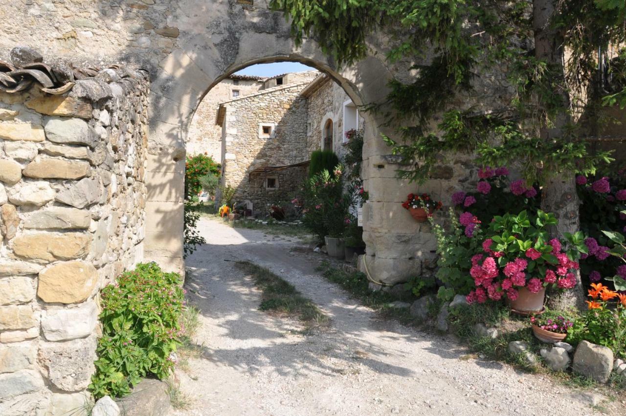 Gites Du Chateau D'Alencon Le Pegue Eksteriør billede